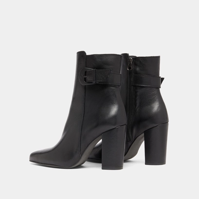 Pointed toe boots with buckles in black leather | beth