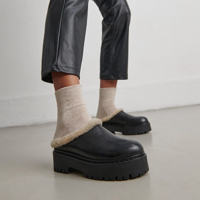 Round-toed mules with notched soles in black leather | raya