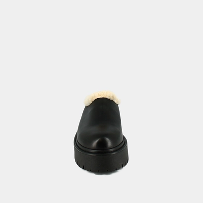 Round-toed mules with notched soles in black leather | raya