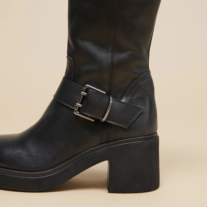 Boots with thick soles and side buckles in black leather | rodez