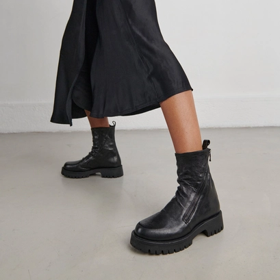 Boots with zips and notched soles in black aged leather | ROLIN