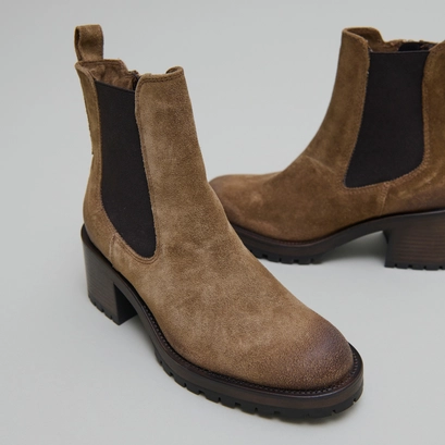 Lowboots with elastic bands in taupe suede | cecile
