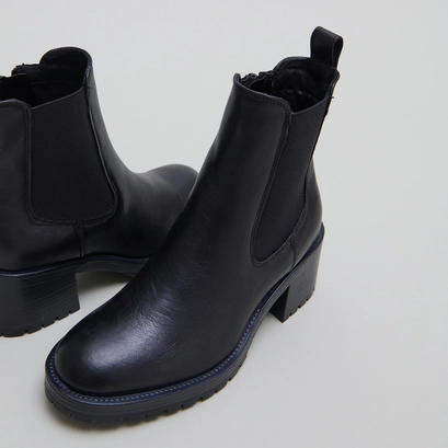 Lowboots with elastic bands in black grained leather | cecile