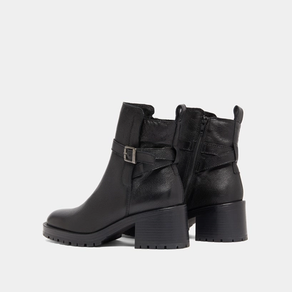 Round-toe buckle boots black