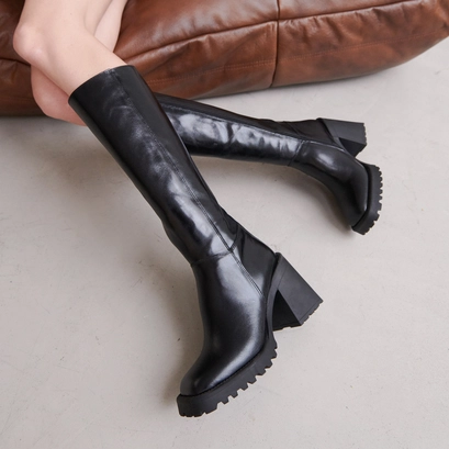 High boots with notched soles and square toes in black leather | GENE