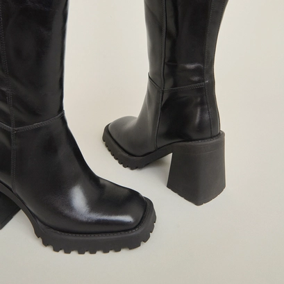 High boots with notched soles and square toes in black leather | GENE