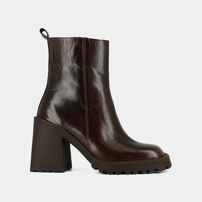 Square-toe and notched-soled boots in brown leather | GENEVE