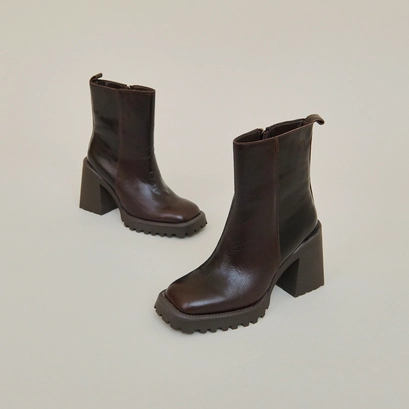 Square-toe and notched-soled boots in brown leather | GENEVE