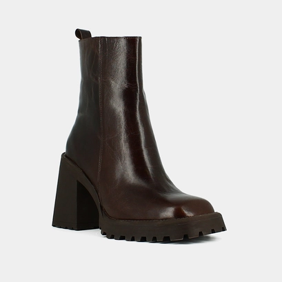 Square-toe and notched-soled boots in brown leather | GENEVE