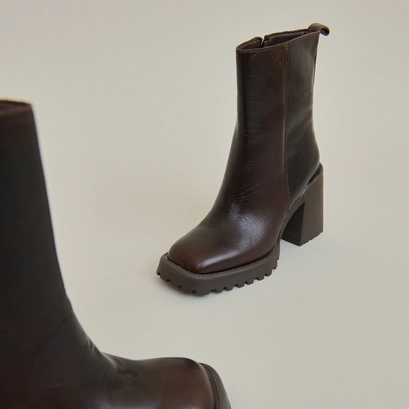 Square-toe and notched-soled boots in brown leather | GENEVE