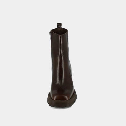 Square-toe and notched-soled boots in brown leather | GENEVE