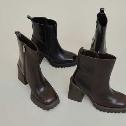Square-toe and notched-soled boots in brown leather | GENEVE