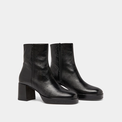 Square-toe boots in black aged leather | vanves