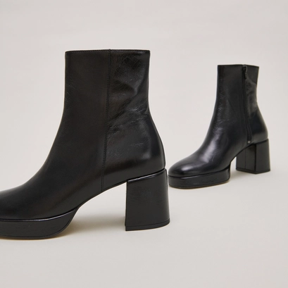 Square-toe boots in black aged leather | vanves