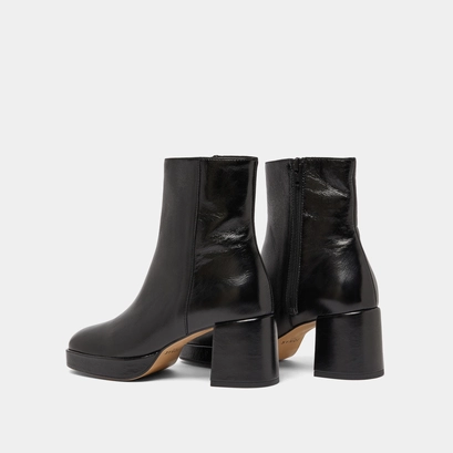 Square-toe boots in black aged leather | vanves