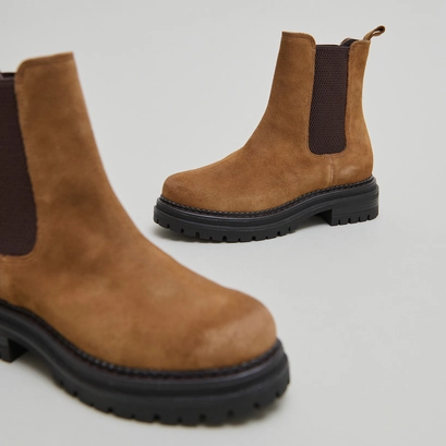 Boots with notched and elastic soles cognac