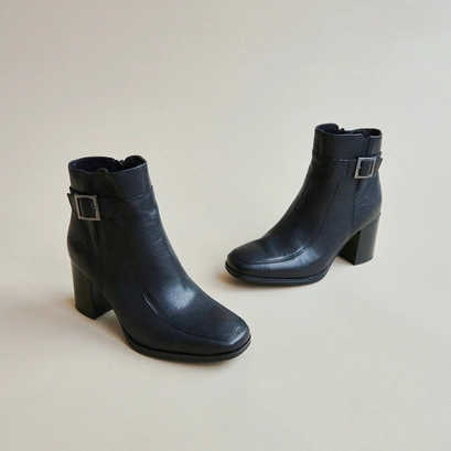 Heeled boots with buckles in black leather | adriette
