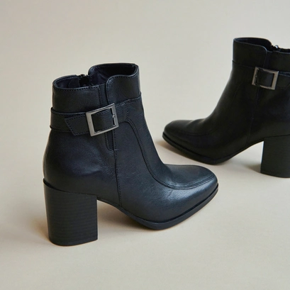 Heeled boots with buckles in black leather | adriette