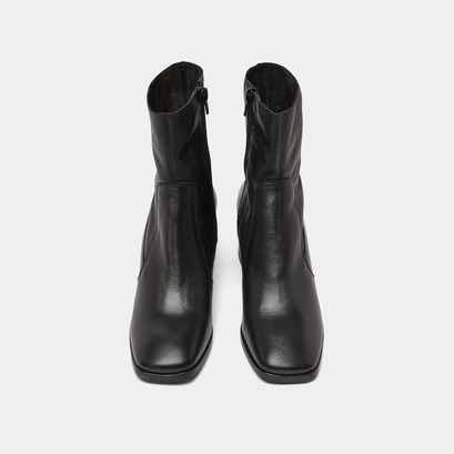 Oval-toe boots in black leather | argentat