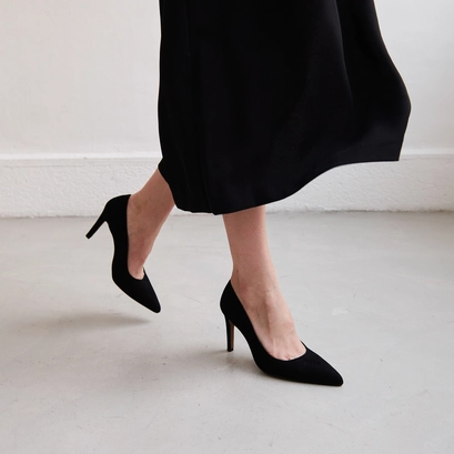Pumps with pointed ends in black velvet | babor