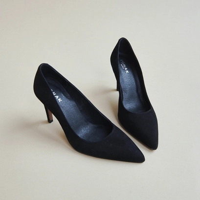 Pumps with pointed ends in black velvet | babor