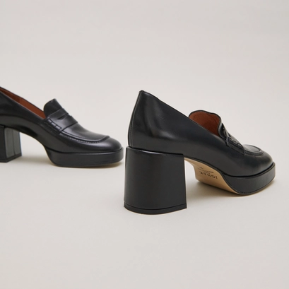 Heeled loafers with rounded tips in black leather | voltura