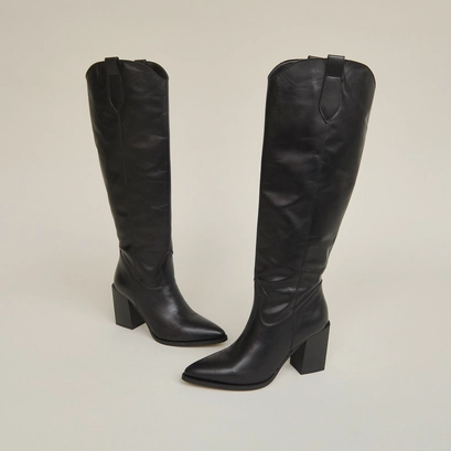 Pointed boots with heels in black leather | paprika