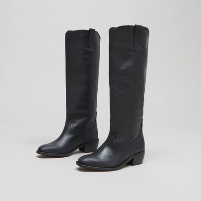 High boots with oval toes in black leather | manhattan