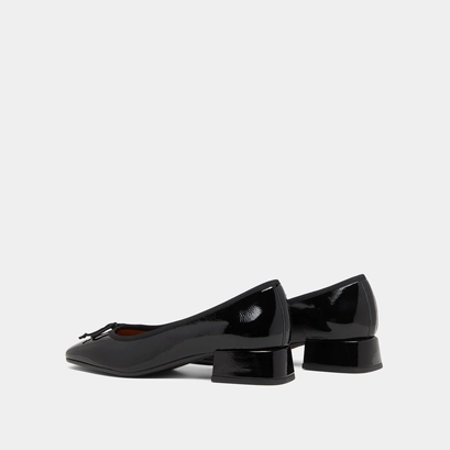 Ballet flats with square toes in black pleated patent | dybil
