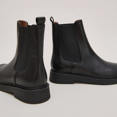 Round-toe lowboots in black leather | agen