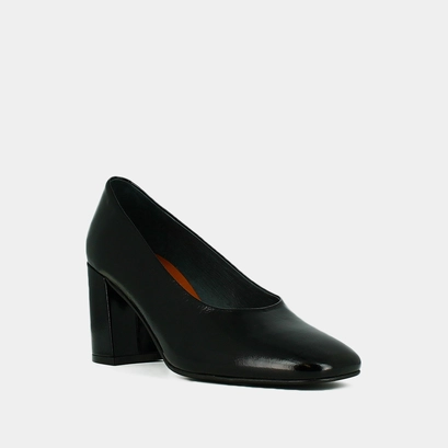 Pointed-toe pumps in shiny black leather | delaware