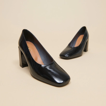 Pointed-toe pumps in shiny black leather | delaware