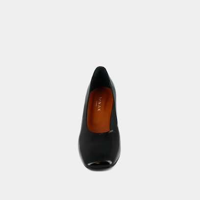 Pointed-toe pumps in shiny black leather | delaware