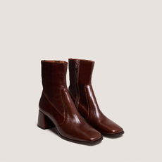 Oval-toe boots brown