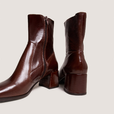 Oval-toe boots brown