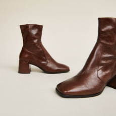 Oval-toe boots brown