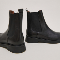 Round-toe lowboots black