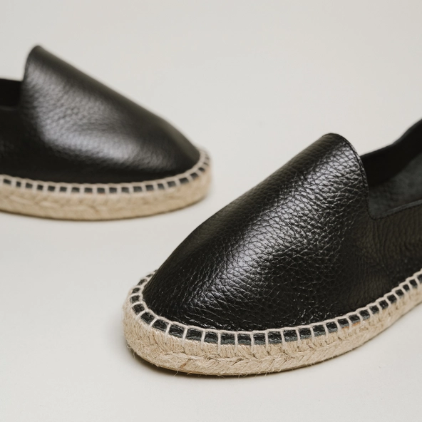 Wedges in black grained leather | MAX