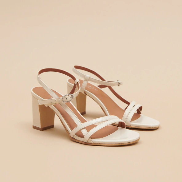 Sandals with heels and straps in ecru shiny leather | VICOMTE