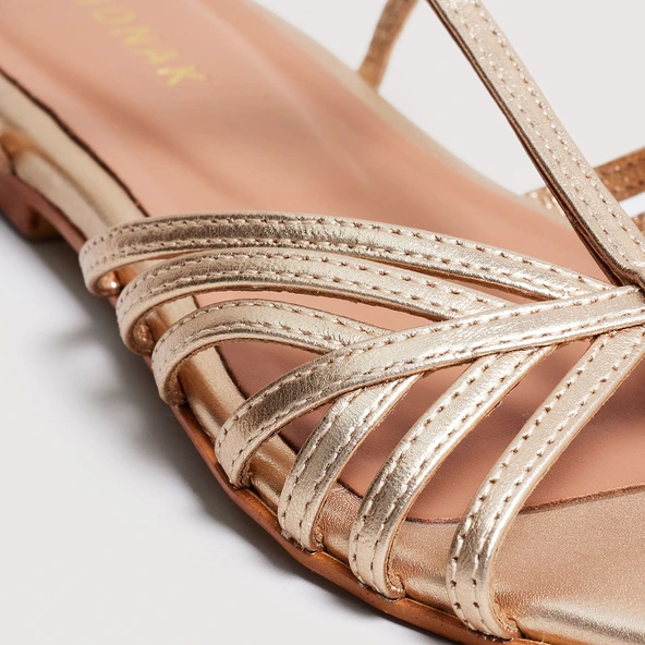 Strapped sandals in gold metallic leather | WALLONIE