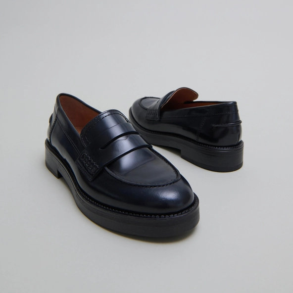 Round-toed loafers in blue patinated leather | MIRNA
