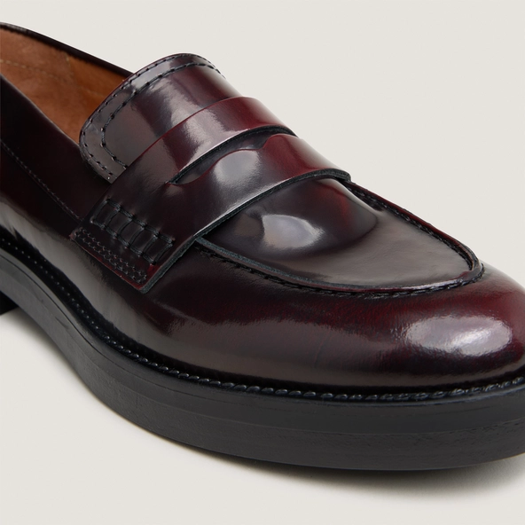 Round-toed loafers in burgundy patinated leather | MIRNA