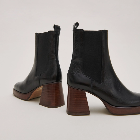 Square toe and elastic boots in black distressed leather | BECCA