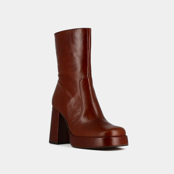 Boots with heels and square toes in brown aged leather | BEN