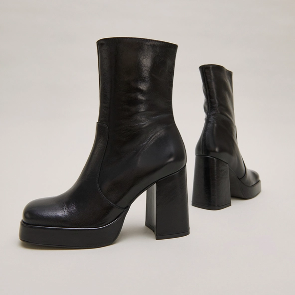 Boots with heels and square toes in black aged leather | BEN