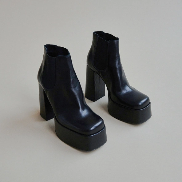 Platform boots with square toe in black leather | BOB