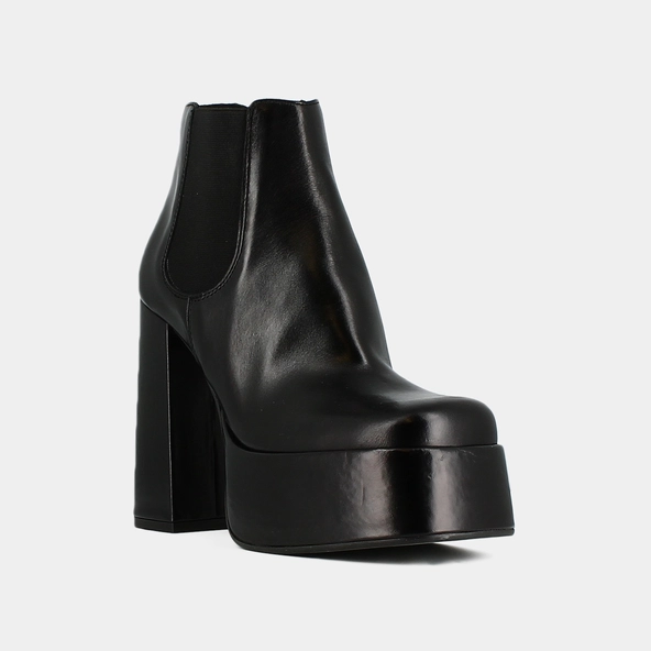 Platform boots with square toe in black leather | BOB
