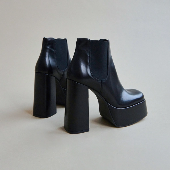 Platform boots with square toe in black leather | BOB