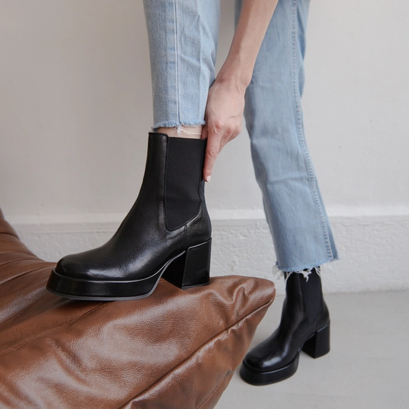 Platform boots with square toes in black aged leather | BRADLEY