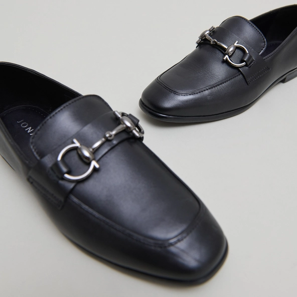 Loafers with square bits and boxes in black leather | AMELLE